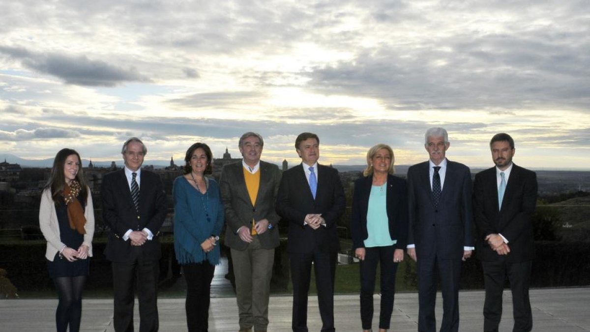 Los candidatos al congreso y al senado por Segovia, (I a D) Marta Puertas (congreso),Pedro Gómez de la Serna (congreso), Beatriz Escudero (congreso), con el portavoz del partido en el senado, Jose Manuel Barreiro y el presidente provincial del PP, Francis-ICAL