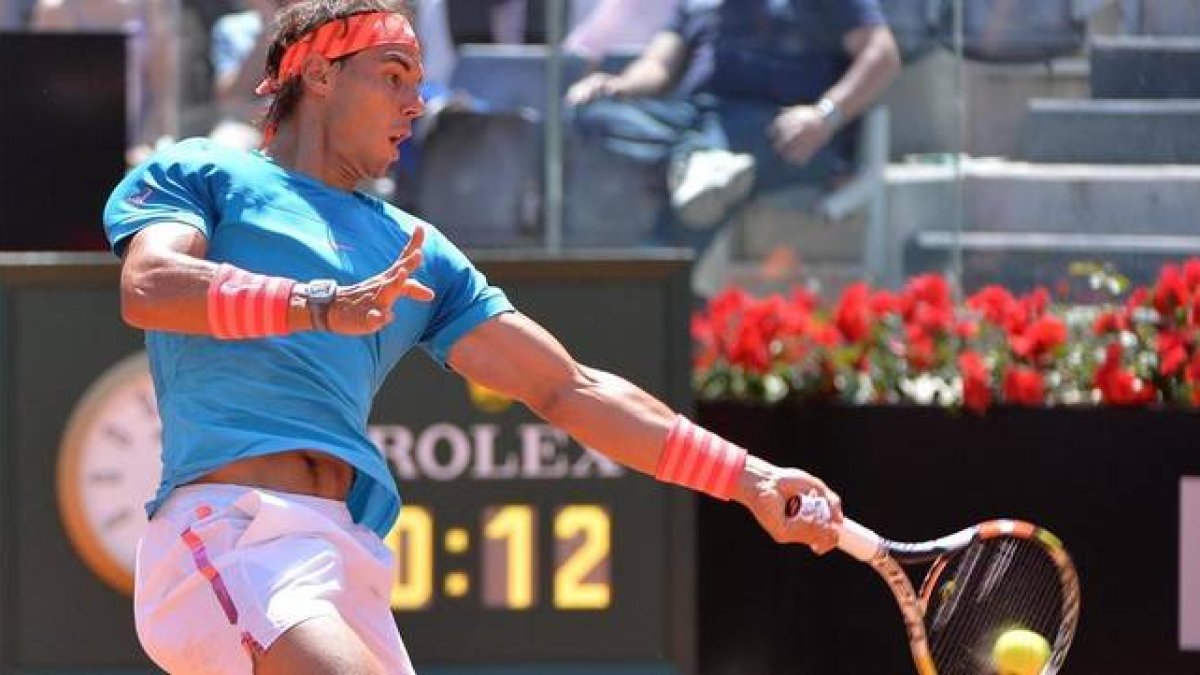 Nadal impacta una derecha en el partido ante Ilham.-Foto: EFE / MAURIZIO BRAMBATTI