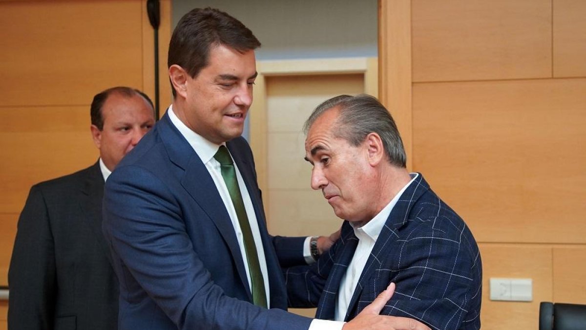 El consejero de Presidencia, Ángel Ibáñez, inicia el turno de comparecencias de los consejeros de la Junta para informar sobre el programa de actuaciones durante la presente legislatura. En la imagen, saluda al procurador socialista Luis Briones.-ICAL