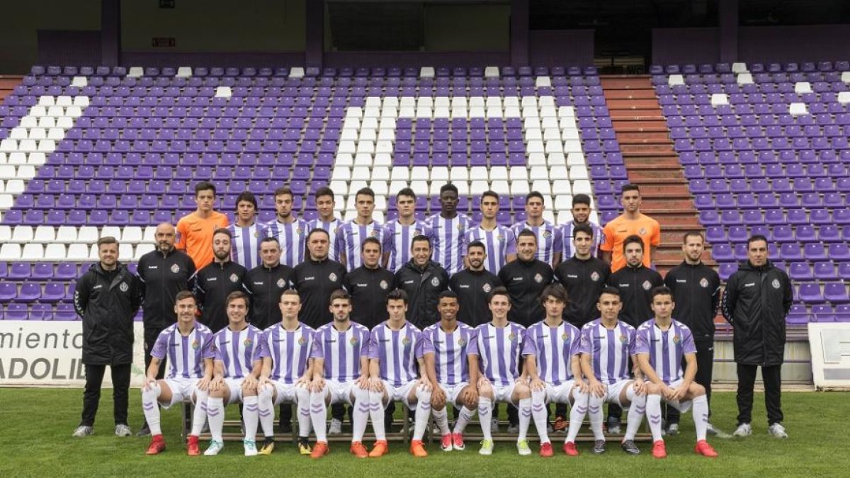 Los componentes del equipo juvenil A posan con los técnicos en el césped del José Zorrilla.-REAL VALLADOLID