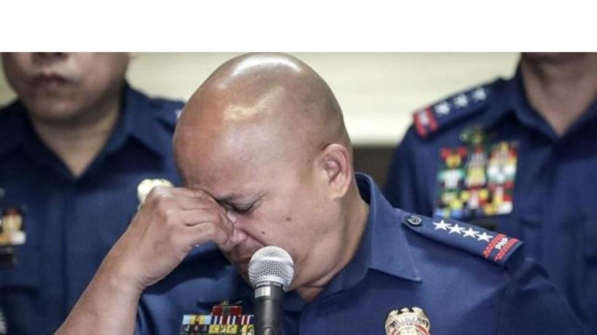 El director de la policía de Filipinas, Ronald De la Rosa, informa de la decapitación de un ciudadano alemán a manos del grupo yihadista Abu Sayyaf.-EFE / MARK R CRISTINO