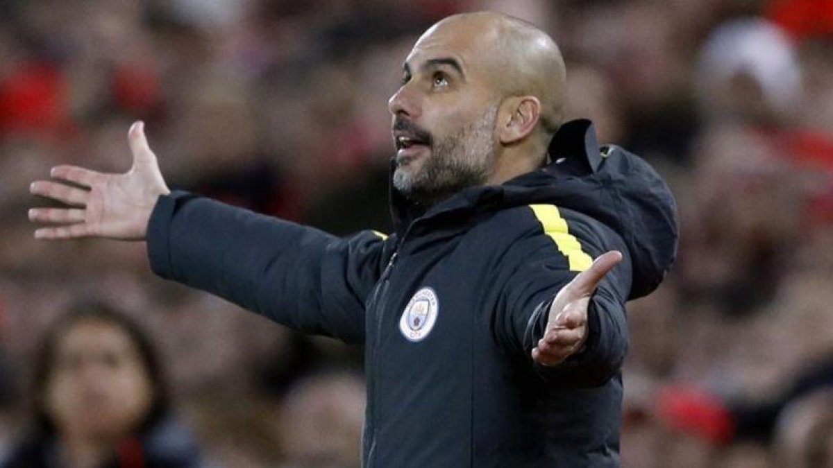 Pep Guardiola se lamenta en Anfield, durante el Liverpool-City.-CARL RECINE