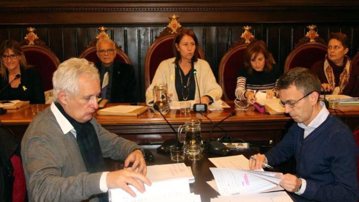 La alcaldesa de Girona, Marta Madrenas, presidiendo el pleno de este lunes 11 de diciembre.-XAVIER PI (ACN)