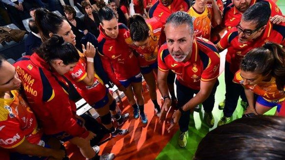 Carlos Viver aconseja a sus jugadoras.-EUROPA PRESS
