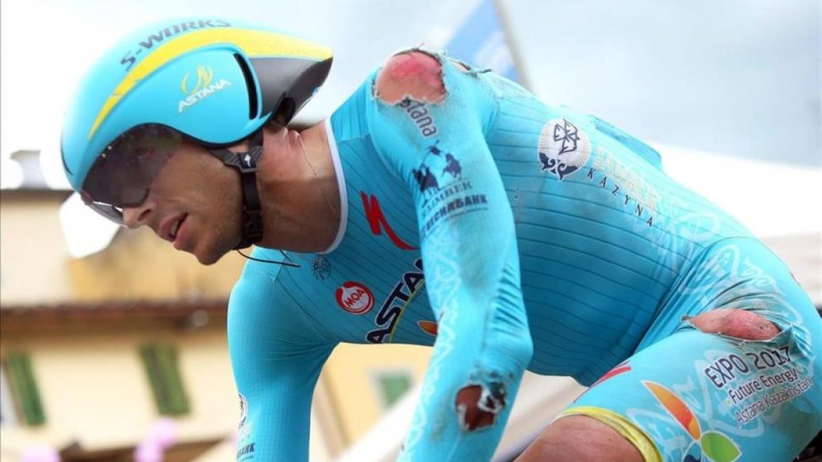 El ciclista italiano del Astana, Eros Capecchi, muestra las heridas tras la contrarreloj toscana del Giro.-EFE / MATTEO BAZZI