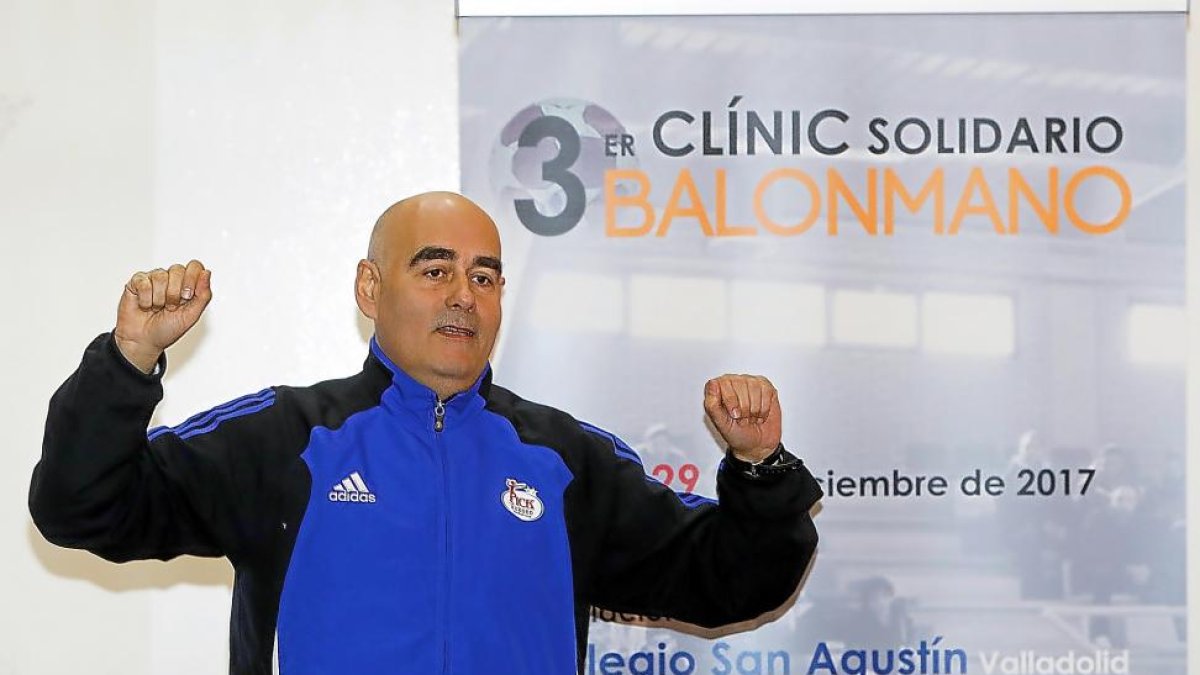 Juan Carlos Pastor, ayer, durante su exposición en el Clinic Solidario en el colegio San Agustín.-J.M. LOSTAU
