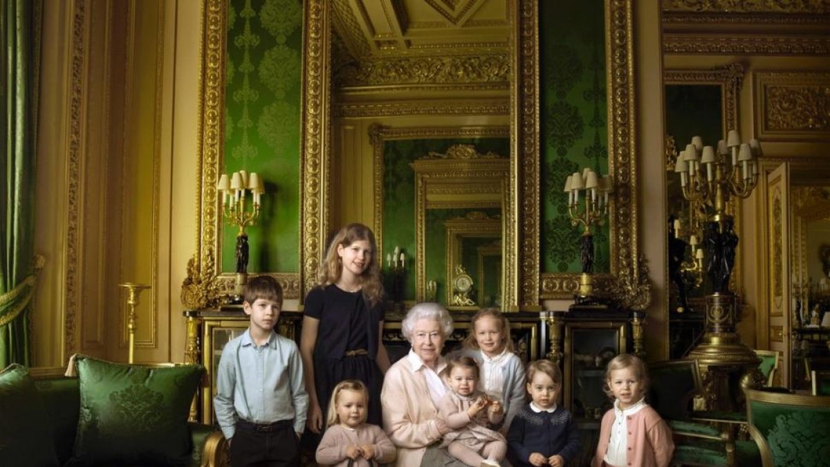 La reina Isabel, con sus nietos y biznietos. El príncipe Jorge está a su izquierda y la princesa Carlota, sobre su falda.-ANNIE LEIBOVITZ
