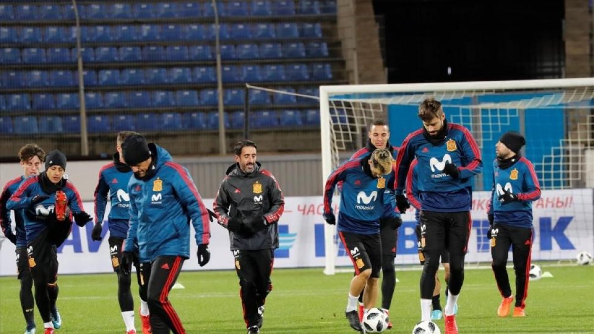 Piqué, Luis Alberto, Rodrigo y Alba, durante el entrenamiento en el estadio Petrovsky.-ANATOLY MALTSEV / EFE