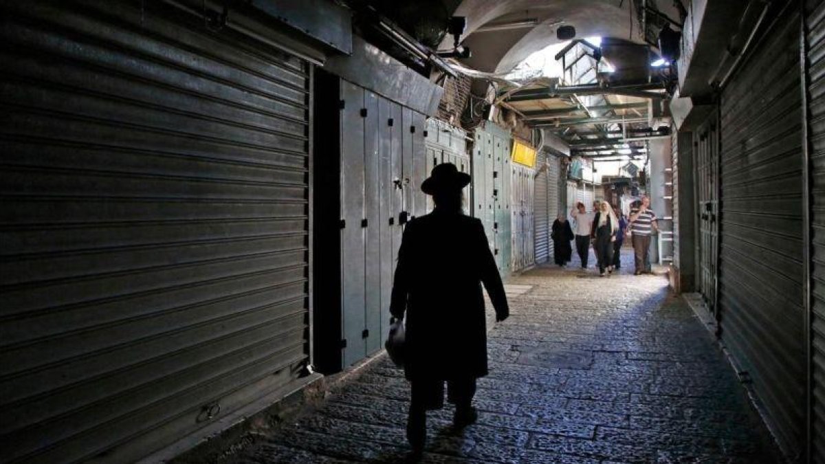 Comercios cerrados en la Ciudad Vieja en Jerusalén durante la huelga general de este martes, que conmemora el 70 aniversario de la Nakba.-HAZEM BADER (AFP)