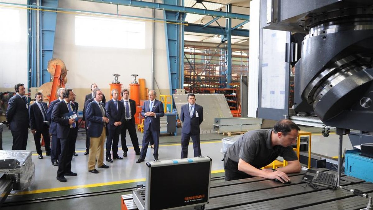 Nicolás Correa guía una visita por las instalaciones de su fábrica en una imagen de archivo-Isabel L. Murillo