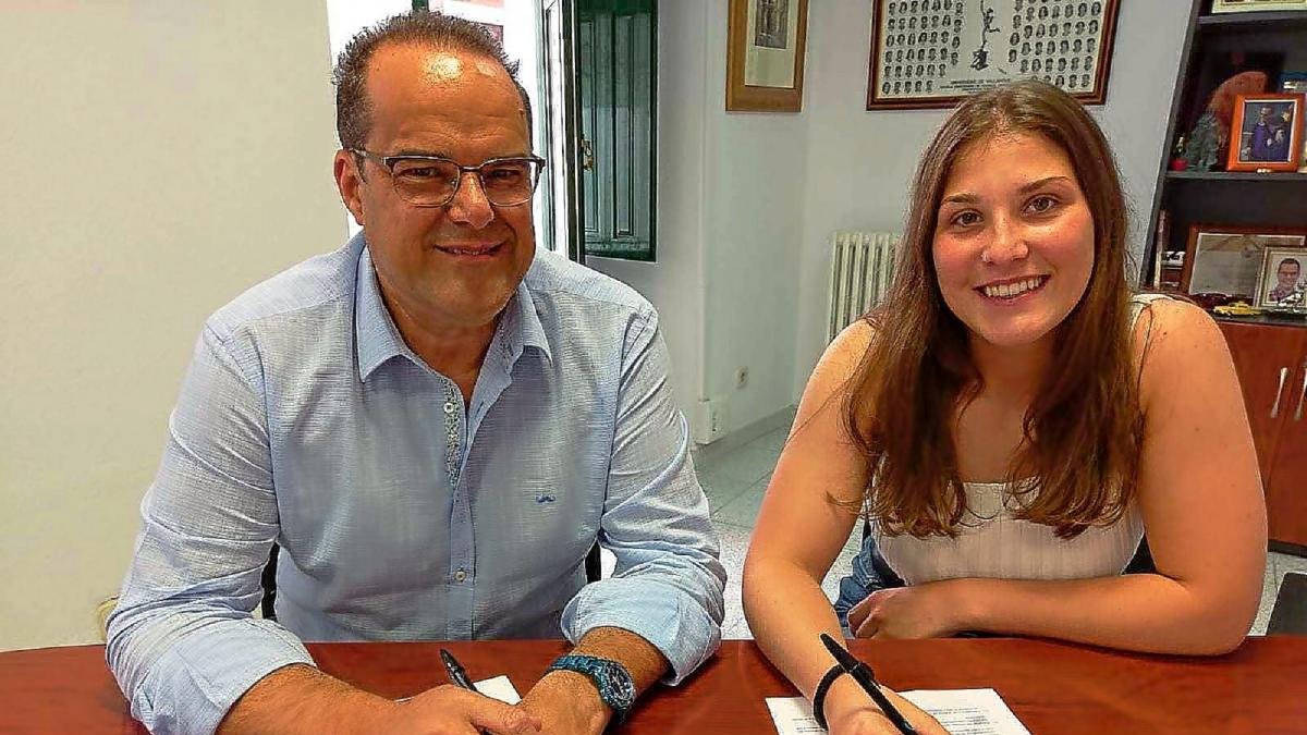Cayetano Cifuentes y Ángela Nieto durante la firma del contrato.-EL MUNDO