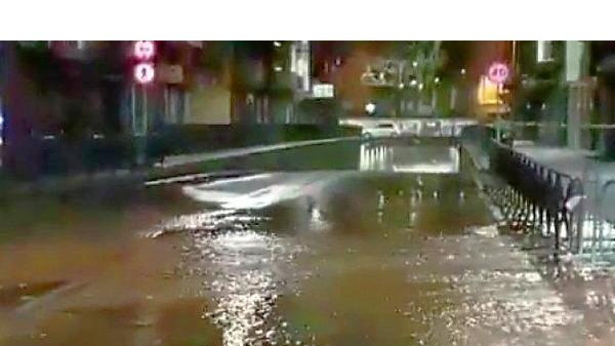 Imagen de la fuga de agua ocurrida en el túnel de Casasola con sentido Pajarillos.-E.M