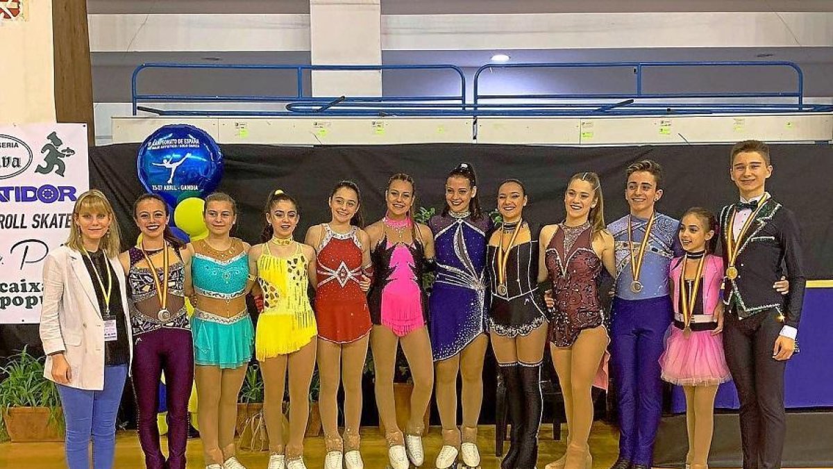 Los representantes del Club Patín Renedo de Esgueva que estuvieron en Gandía posan junto a la entrenadora Paula Álvarez, primera por la izquierda.-E. M.