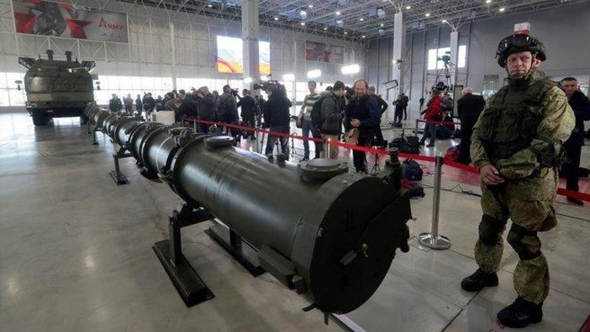 Un militar ruso vigila el arsenal bélico en el complejo de misiles Iskander M en el centro de exposiciones militares Patriot, cerca de Moscú.-SERGEI CHIRIKOV (EFE)