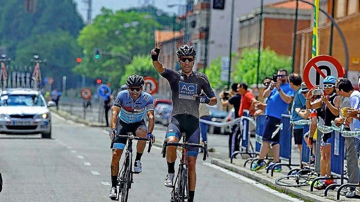 Alberto Bejarano, en el momento de atravesar ayer la línea de meta en el barrio de las Delicias.-MARIANO GONZÁLEZ EGEA