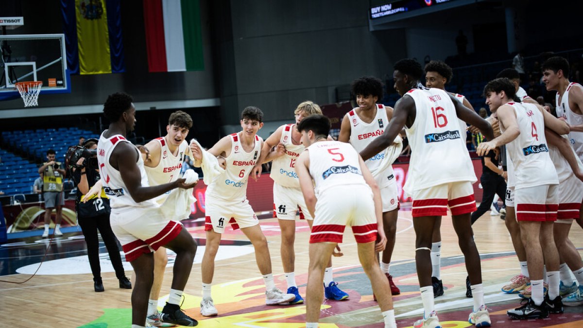 Sergio de Larrea (6) celebra con sus compañeros el triunfo en el Mundial sub19. / FIBA