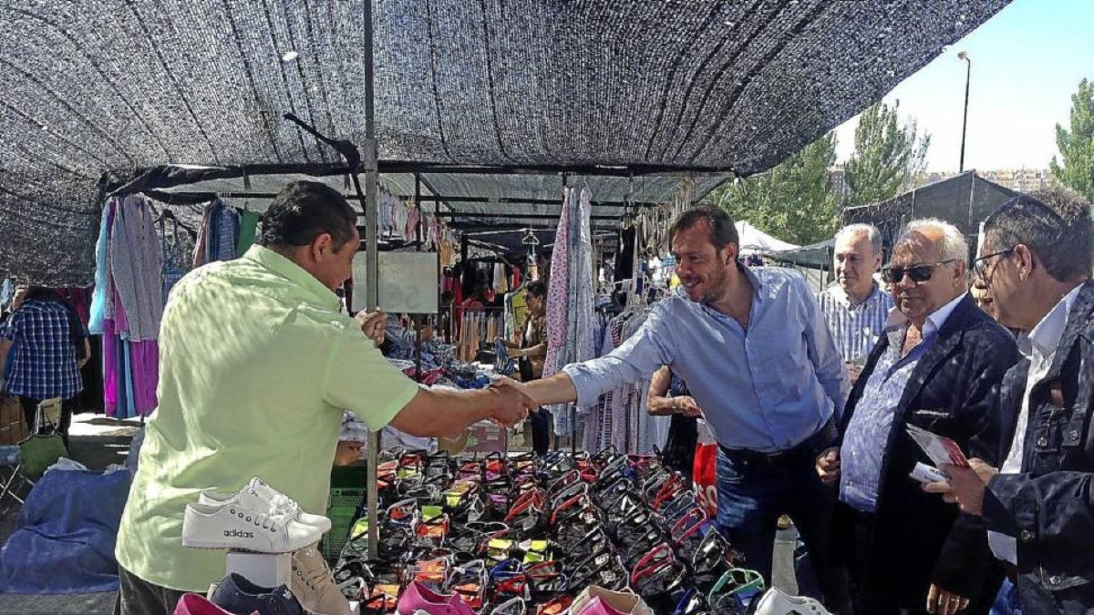 Óscar Puente en el mercadillo instalado en el aparcamiento del estadio-E.M.