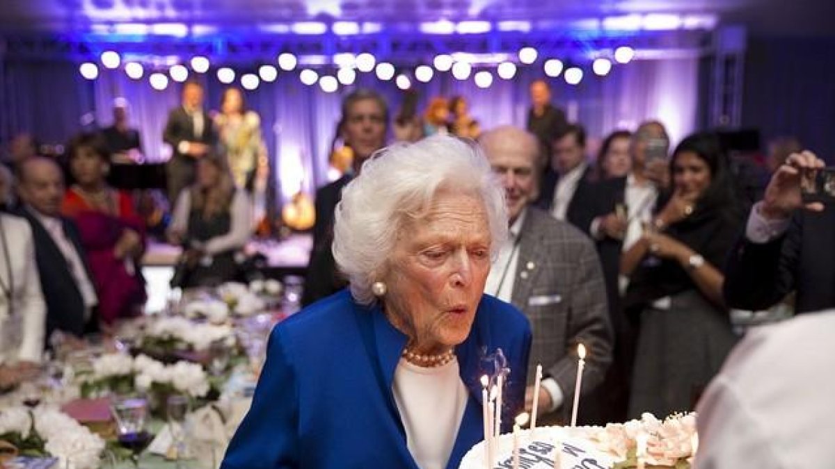 Barbara Bush sopla las velas de su 90 aniversario.-PERIODICO (ERIC DRAPER / BARBARA BUSH FOUNDATION)