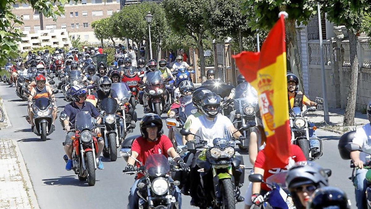 Desfile de banderas por las calles de Laguna de Duero en el Día Nacional de la Moto.-J.M. LOSTAU