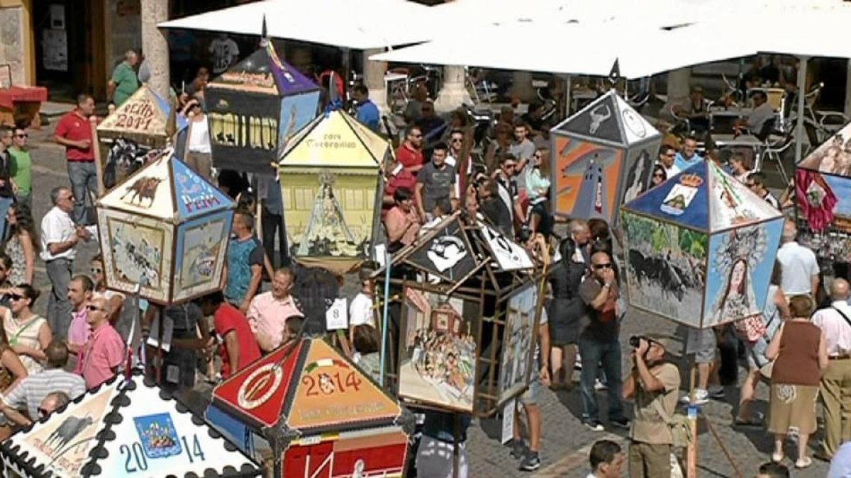 Exposición de faroles en la Plaza Mayor de la localidad vallisoletana de Tordesillas.-El Mundo