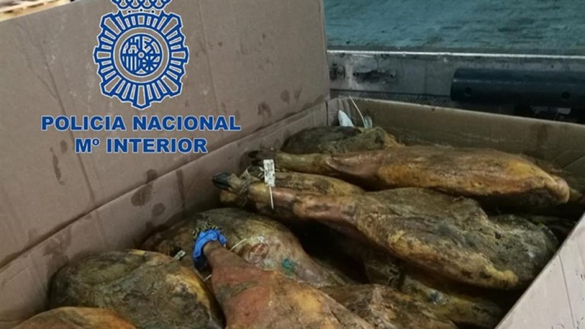 Jamones recuperados durante la operación.-EUROPA PRESS