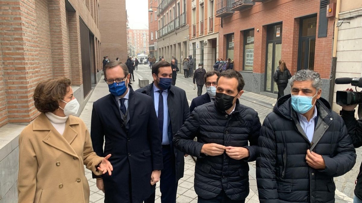 El portavoz del Grupo Popular en el Senado, Javier Maroto (segundo por la izquierda), junto al presidente del PP de Valladolid, Conrado Íscar (segundo por la derecha) y los parlamentarios por Valladolid. - EUROPA PRESS