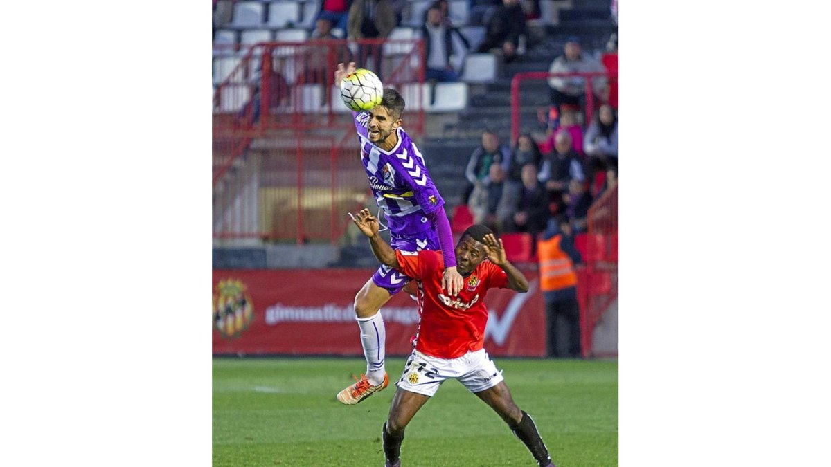 Juanpe le gana el salto a Jean Luc durante el reciente Nástic-Real Valladolid.-ARABA PRESS