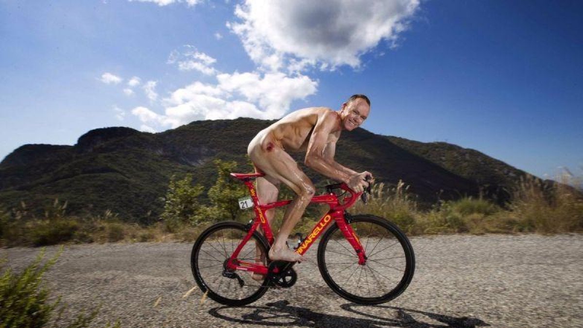 Chris Froome, desnudo sobre la bici roja conmemorativa de su triunfo en la Vuelta-MARC ASPLAND (THE TIMES)