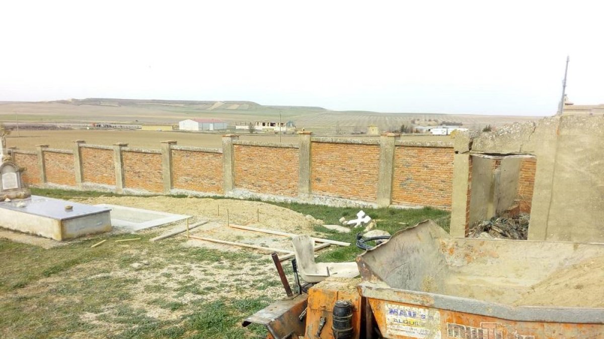 Obras actuales en el cementerio de Palacios, núcleo agregado de Rioseco.-A. R.