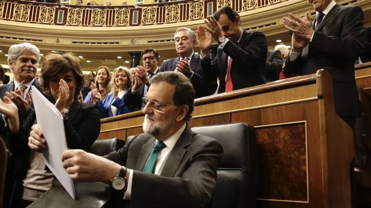 Mariano Rajoy es aplaudido por sus compañeros del PP.-EUROPA PRESS