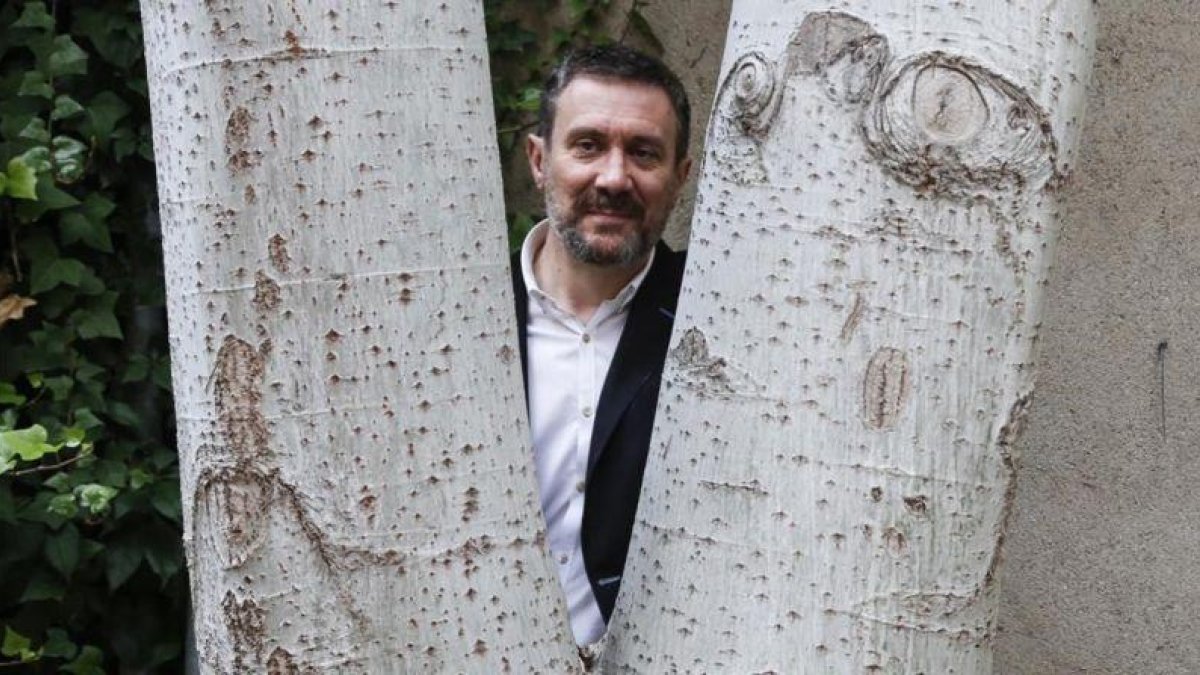 Luisgé Martín, en los jardines del Palau Robert de Barcelona.-JULIO CARBÓ