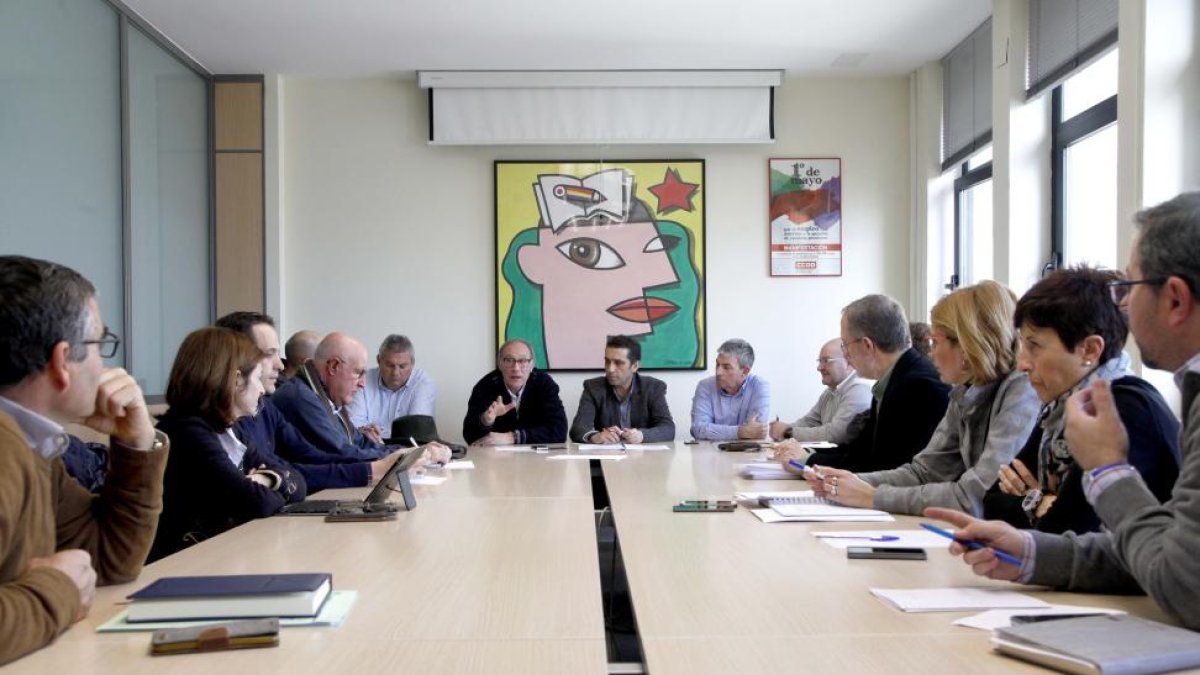 El secretario general de CCOO en Castilla y León, Vicente Andrés, se reúne con alcaldes de los once ayuntamientos de Valladolid y Palencia afectados por la propuesta de corredor ferroviario de cercanías para pasajeros Medina del Campo-Valladolid-Palencia-ICAL