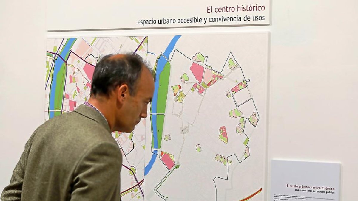 Planos del nuevo Plan General de Ordenación Urbana (PGOU) expuestos en San Benito.-J. M. LOSTAU