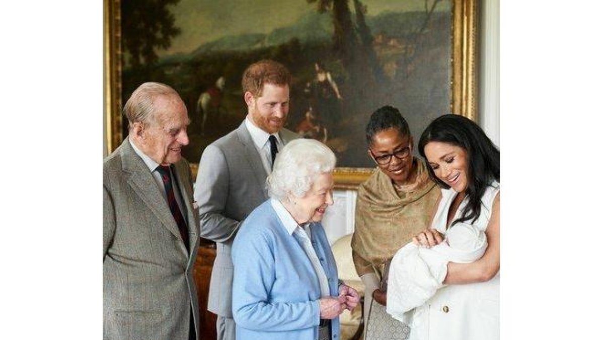 El duque de Edimburgo, la reina Isabel y la madre de Meghan Markle conocen al hijo de los duques de Sussex, a principios de mayo.-SUSSEXROYAL