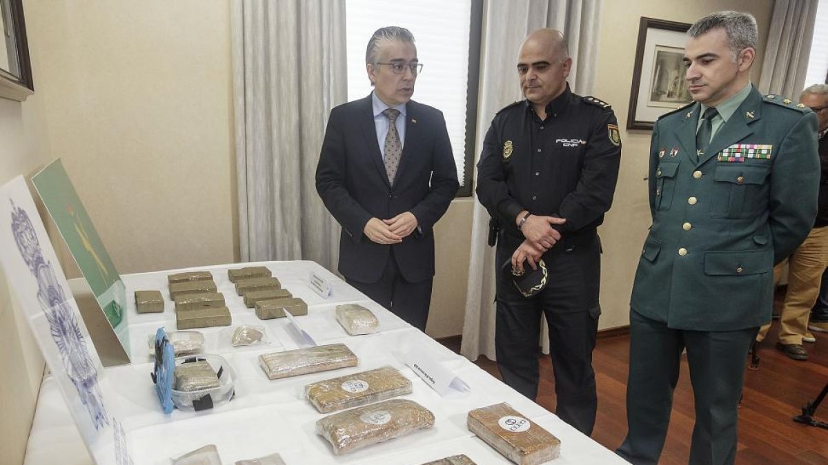 Roberto Saiz, el comisario jefe, Jesús Manuel Nogales, y el teniente coronel de la Guardia Civil, Alfonso Martín.-S. OTERO
