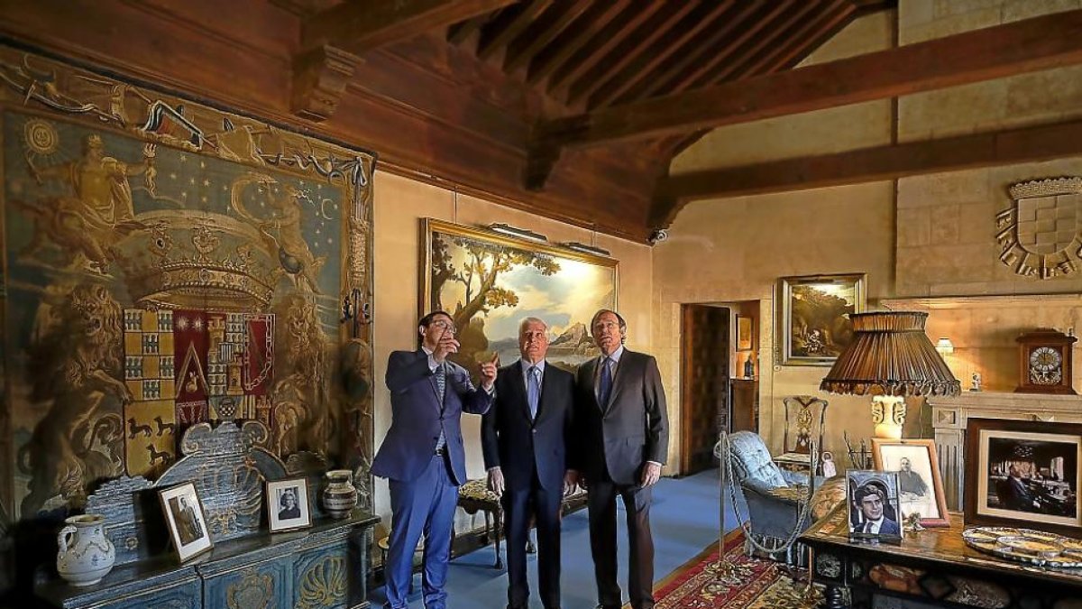El alcalde de Salamanca, Alfonso Fernández Mañueco, el duque de Alba, Carlos Fitz-James Stuart, y el presidente del Senado, Pío García-Escudero inauguran la restauración.-ENRIQUE CARRASCAL