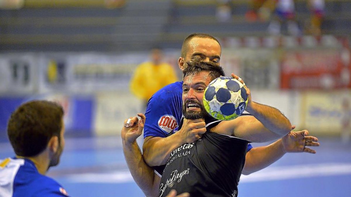 De la Rubia es agarrado por el cuello por un defensor del Granollers durante el partido de ayer.-PHOTO DEPORTE
