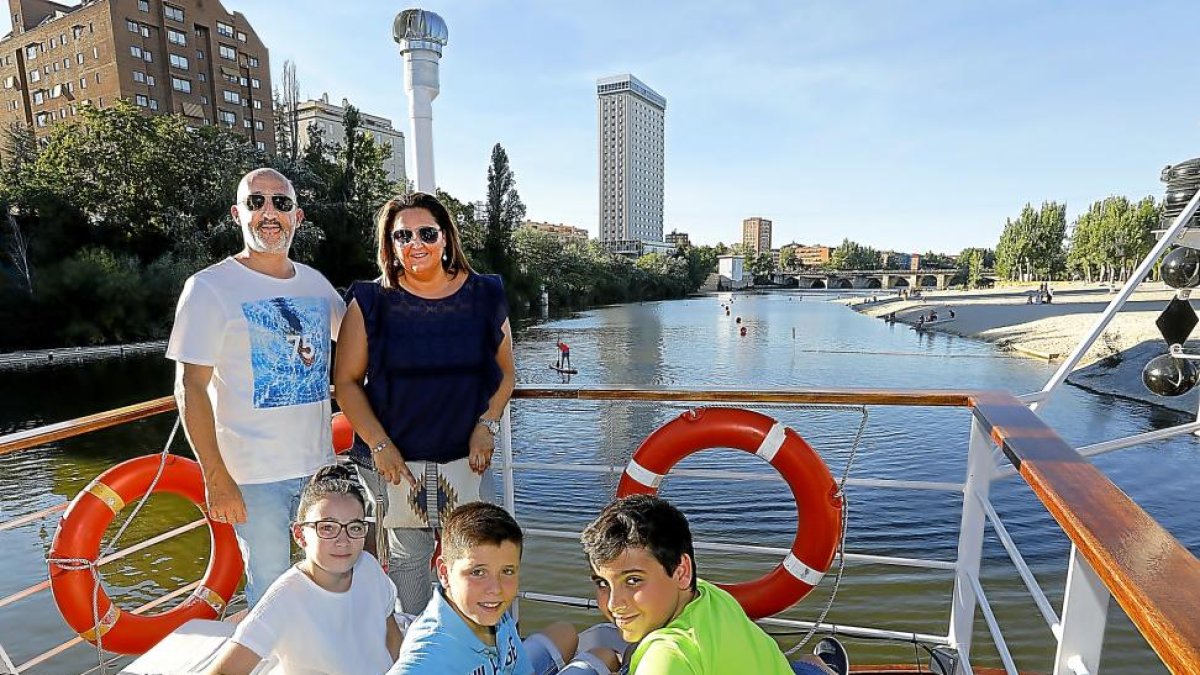 David Pérez y Noelia Arrondo con sus hijos, Paula y Sergio, y su sobrino, Óscar del Pozo, en La Leyenda del Pisuerga.-J. M. LOSTAU