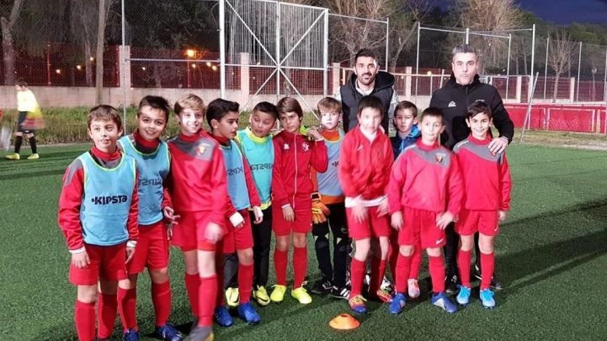 David Villa se fotografió con los jugadores del benjamín A.-E.M.