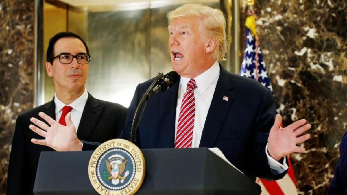 Donald Trump responde a la prensa en la entrada de la Torre Trump-KEVIN LAMARQUE