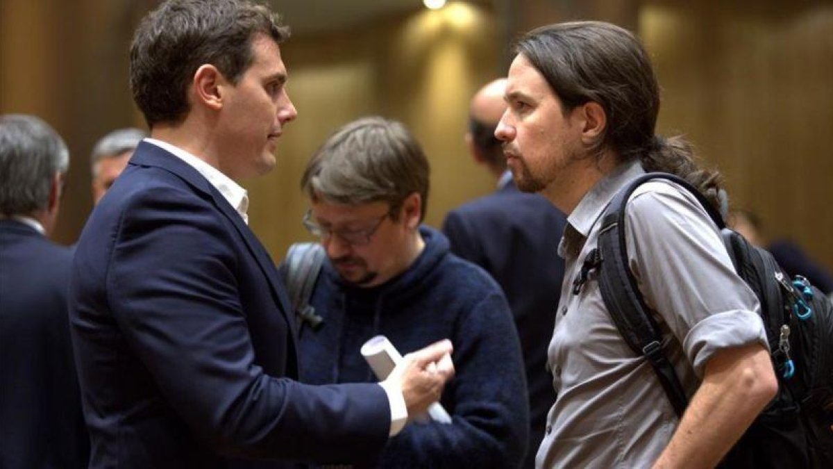 Albert Rivera y Pablo Iglesias conversan en los pasillos del Congreso.-DAVID CASTRO