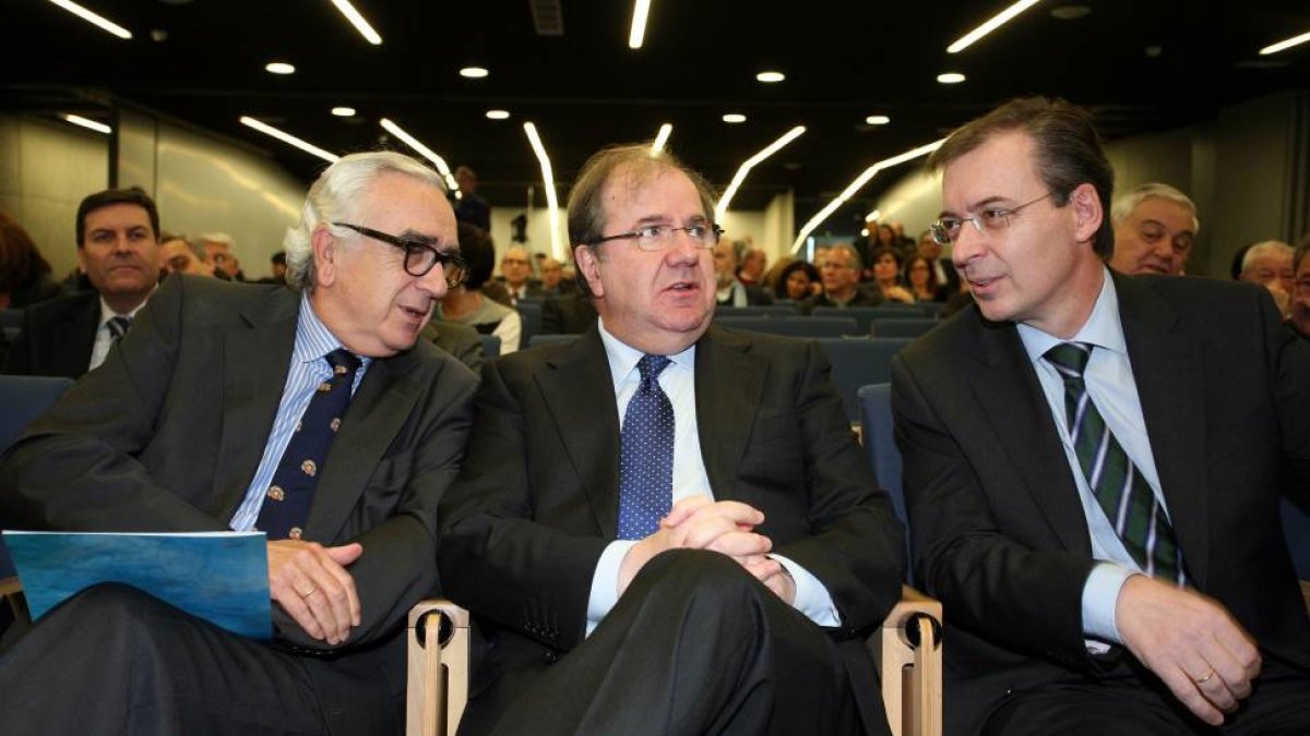 El presidente de la Junta, Juan Vicente Herrera, junto al presidente del Consejo Económico y Social de España, Marcos Peña (I), y el presidente del Consejo Económico y Social de Castilla y León, Germán Barrios (D)-Ical