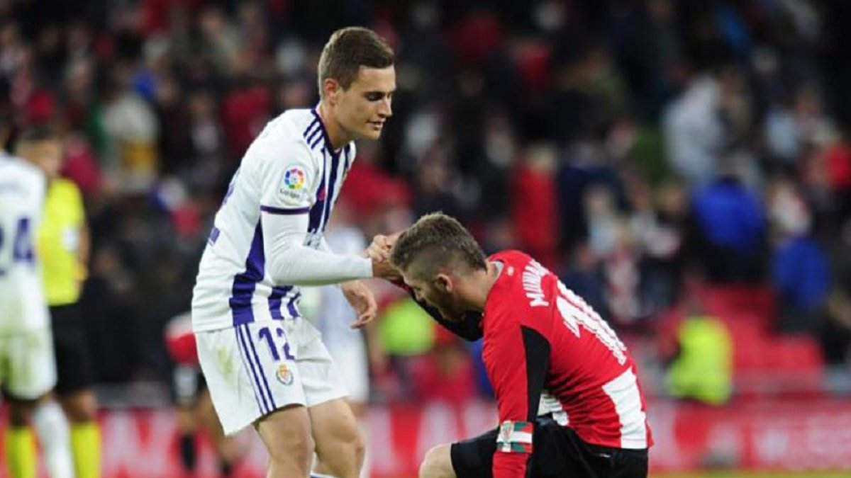 De Frutos ayuda a incorporarse a Muniain durante el reciente Athletic Club-Real Valladolid.-LALIGA