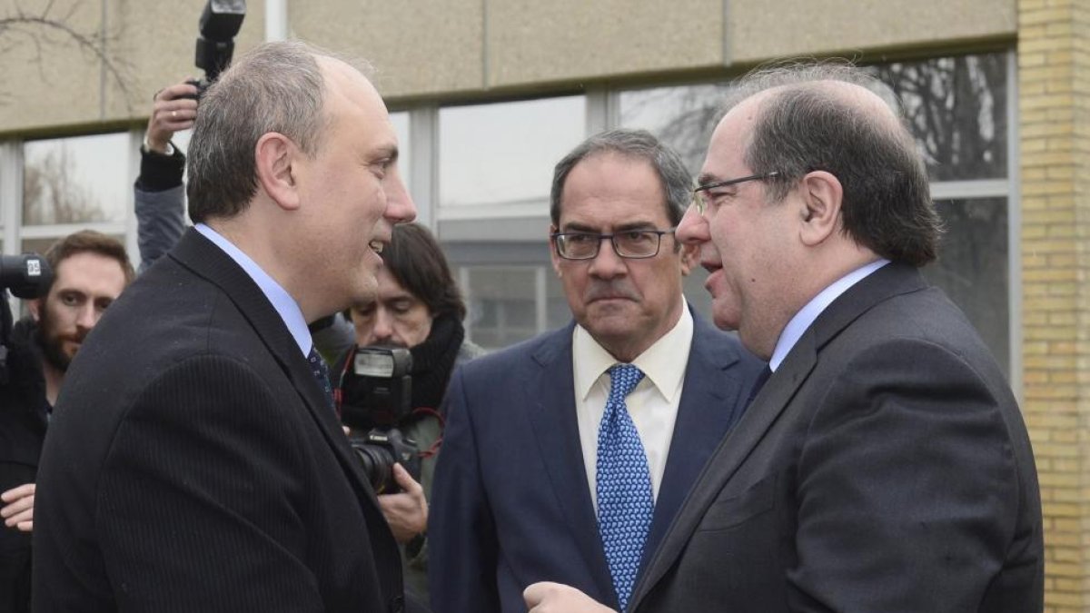 El presidente de la Junta de Castilla y León, Juan Vicente Herrera, saluda al director de Michelín Aranda, César Moñux-ICAL