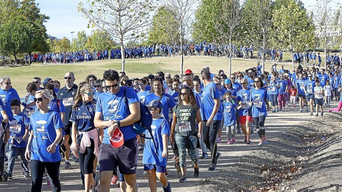 Un grupo de participantes en la marcha caminan por las Contiendas.-J.M. LOSTAU