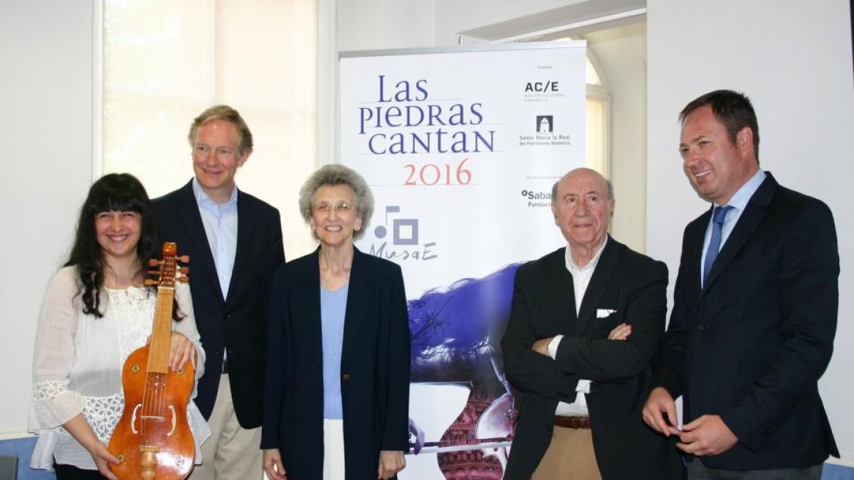 El presidente de Acción Cultural Española, Miguel Ángel Recio, y el presidente de la Fundación Santa María la Real del Patrimonio Histórico, José María Pérez “Peridis” durante la presentación del ciclo de conciertos “MusaE, las piedras cantan”.-ICAL