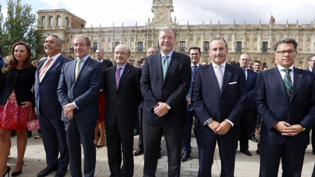l alcalde de León, Antonio Silván, asiste a la Convención Territorial del Banco Sabadell-Herrero. Le acompaña el director general de la entidad bancaria, Pablo Junceda.-ICAL