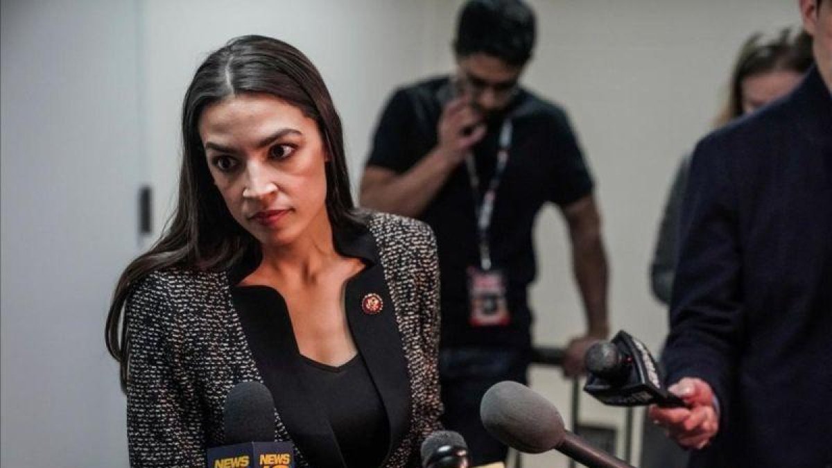 Alexandria Ocasio-Cortez, durante una comparecencia ante la prensa.-JEENAH MOON (REUTERS)
