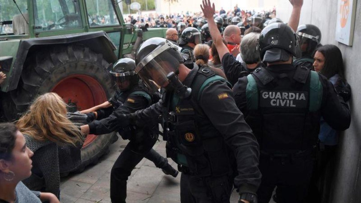 Actuación de la Guardia Civil en un colegio electoral del 1-O en Sarrià de Ter.-LLUÍS GENÉ (AFP)