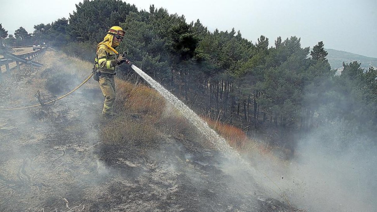 Trabajos de extinción del incendio declarado en La Cabrera.-ICAL